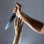 Mulher é flagrada com dois facões durante briga em via pública.