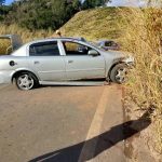 Caminhão tomba na serra da Ferradura e as pessoas saqueiam a carga