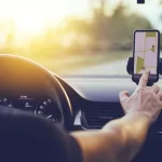 Veículo capota após bater em Gol estacionado e ocupantes fogem em Manhuaçu