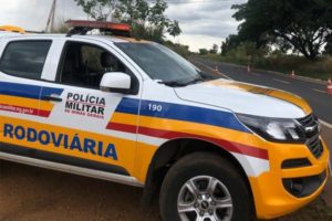 Carreta que bateu em árvore na BR-262 é retirada após acidente