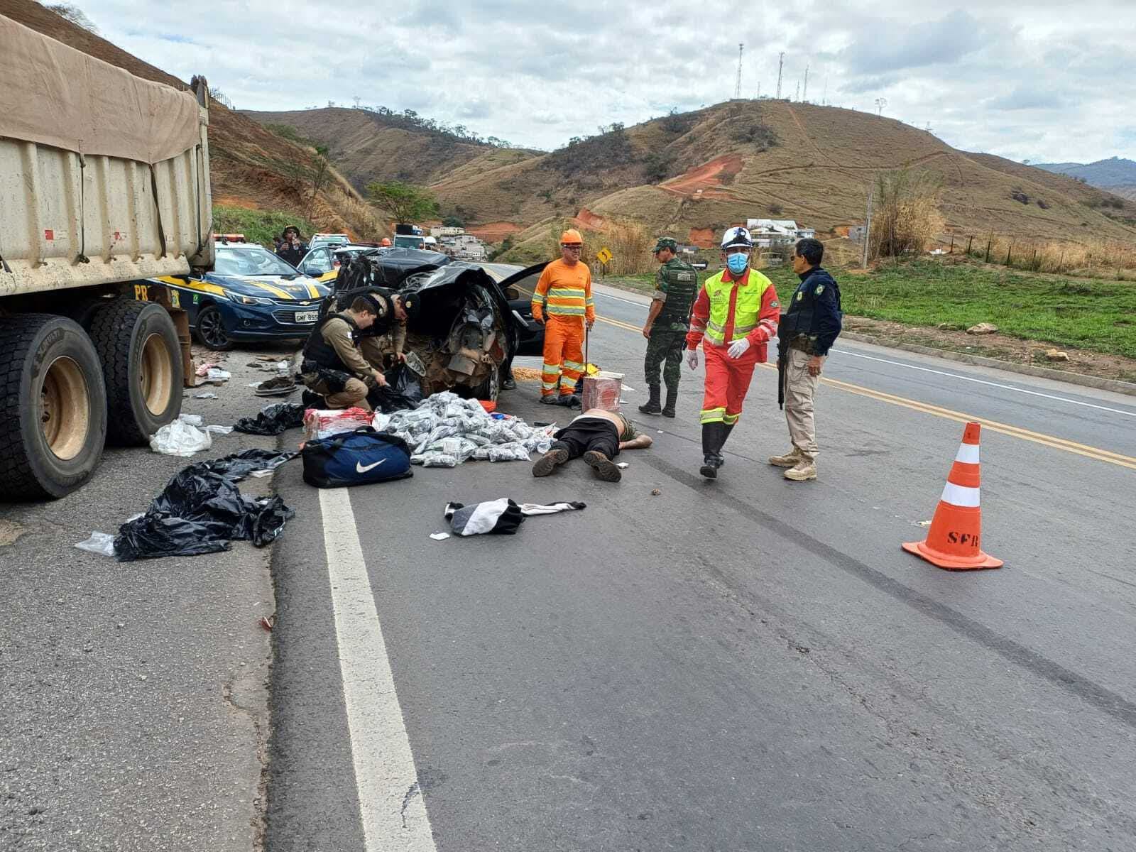 Caminhão sai da pista na BR-262, entre Manhuaçu e Realeza