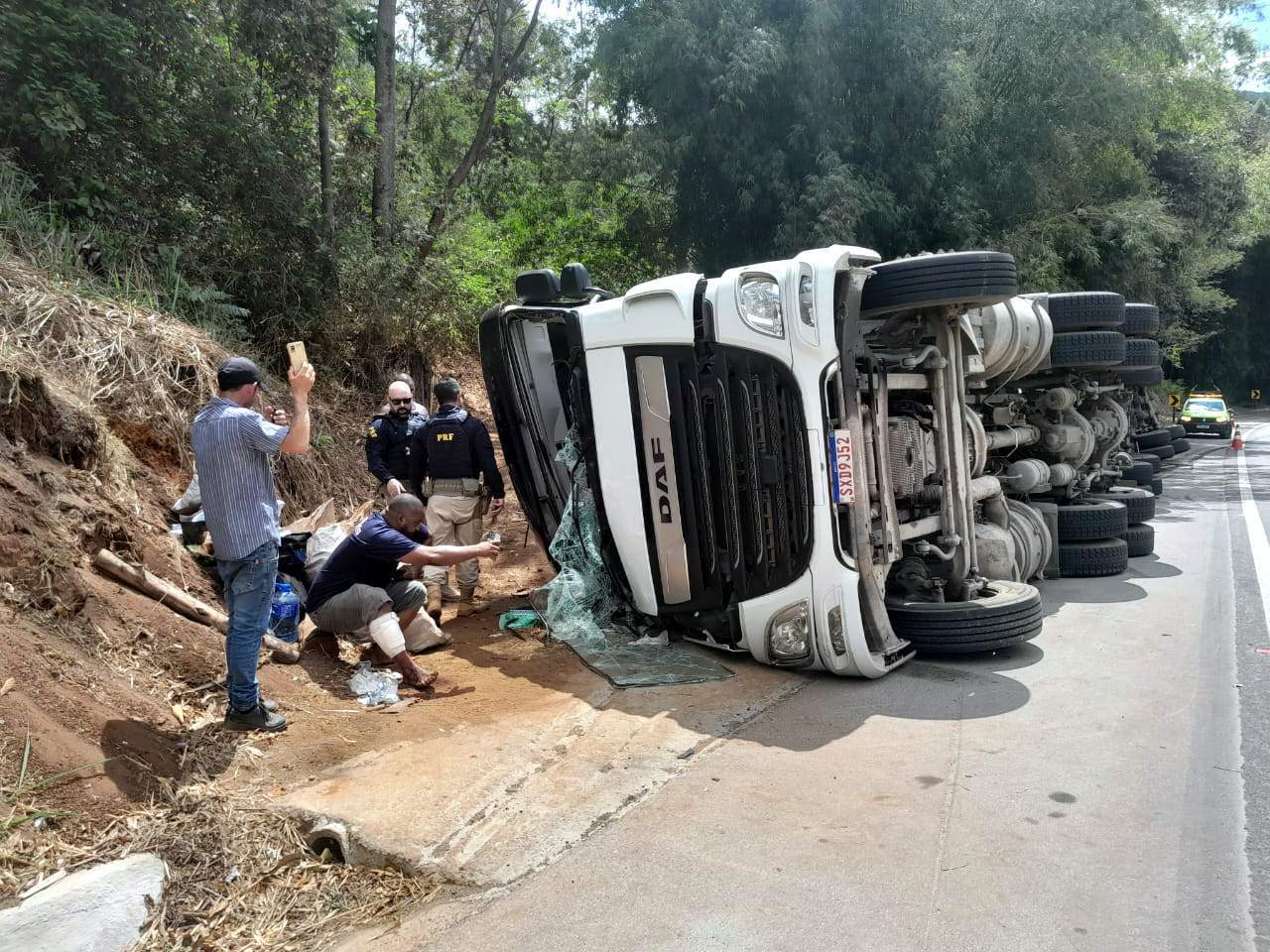 Carreta sai da pista e desce ribanceira no trevo de Espera Feliz