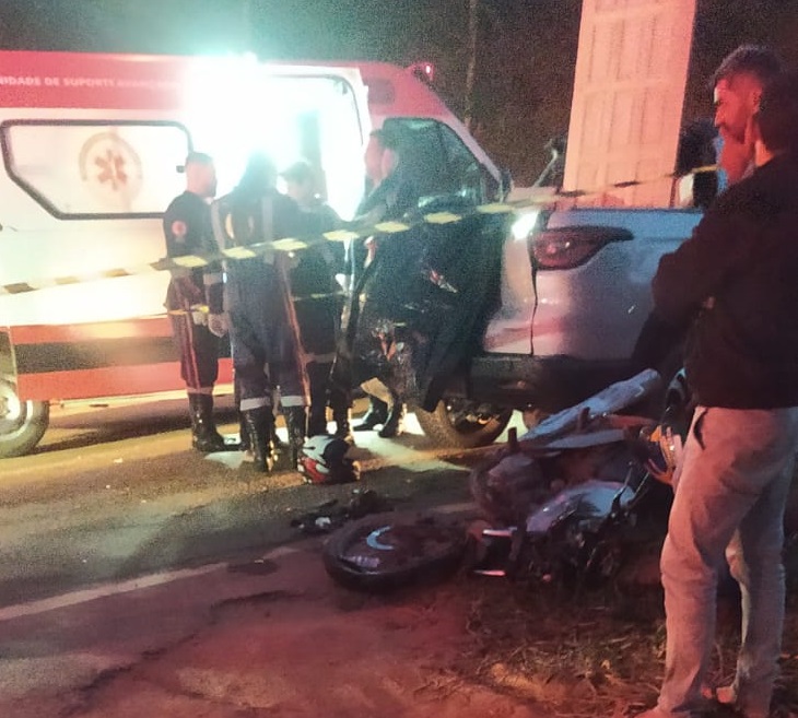 Polícia Militar e a fiscalização municipal interditam bares em Santana do Manhuaçu.