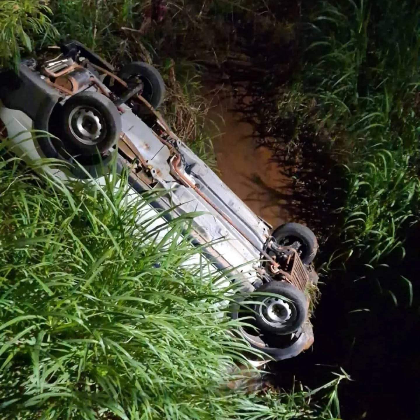 Casal fica ferido após carro despencar em ribanceira na MG-111, em Manhumirim