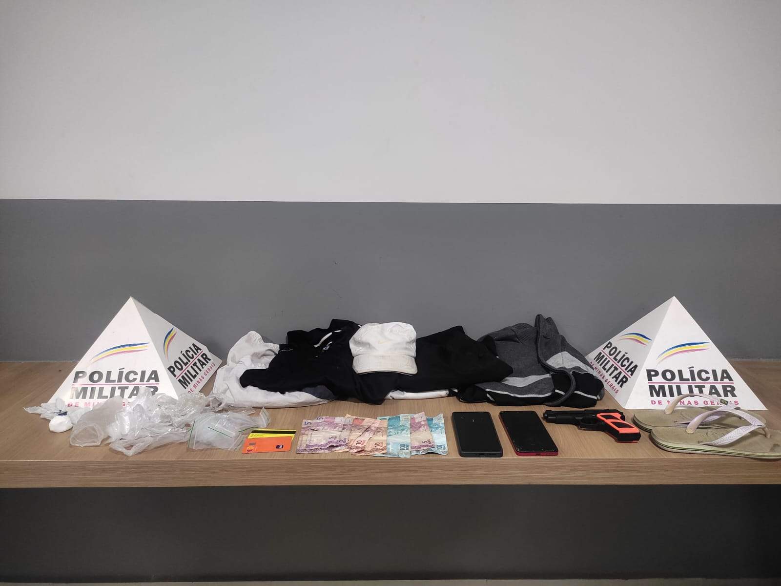 Policia militar de Lajinha acaba com pertubação dos motoqueiros na madrugada de Natal no distrito do Prata