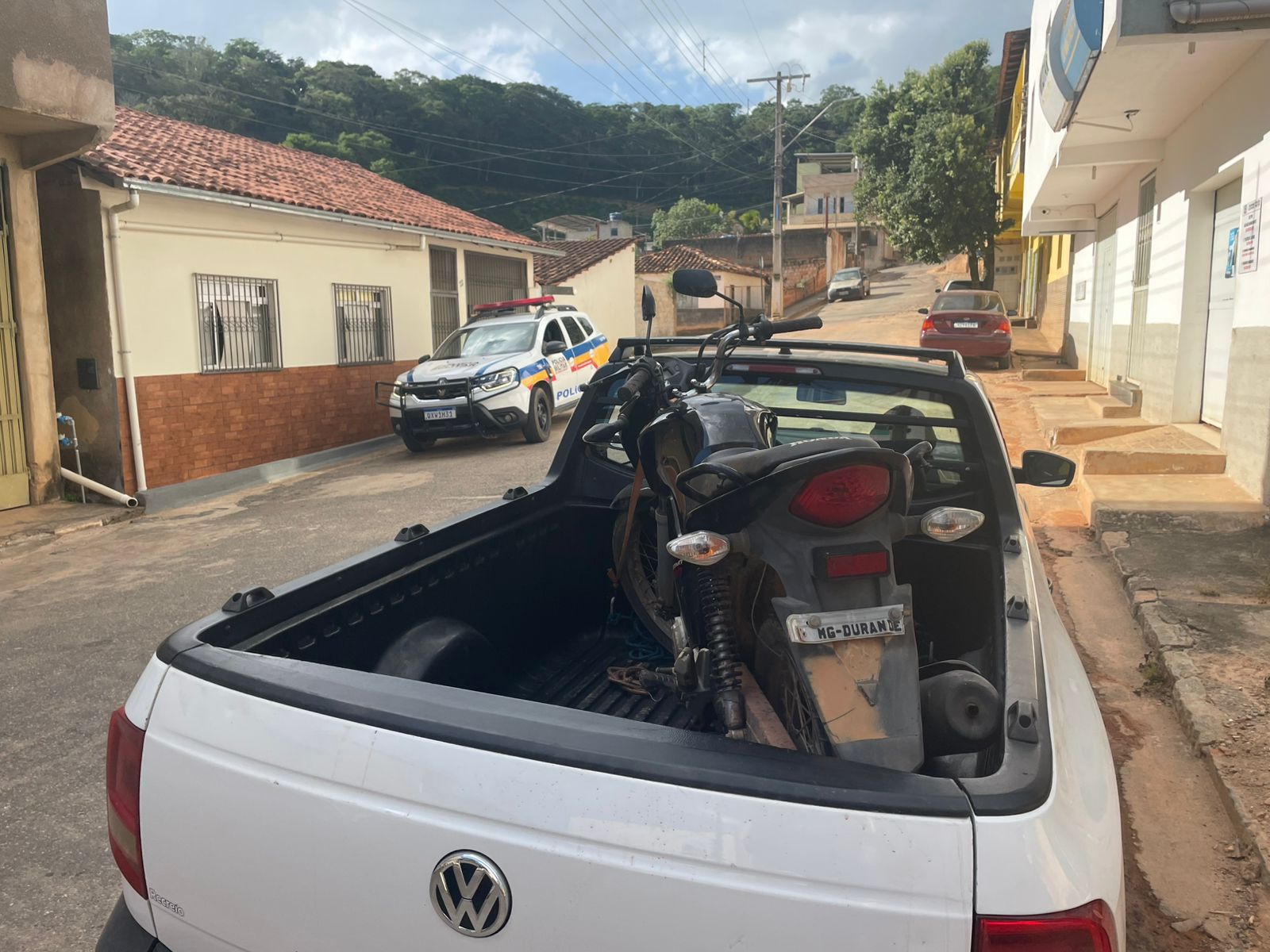 Caminhão colide com defensa metálica e interdita faixa da BR-262 em Manhuaçu